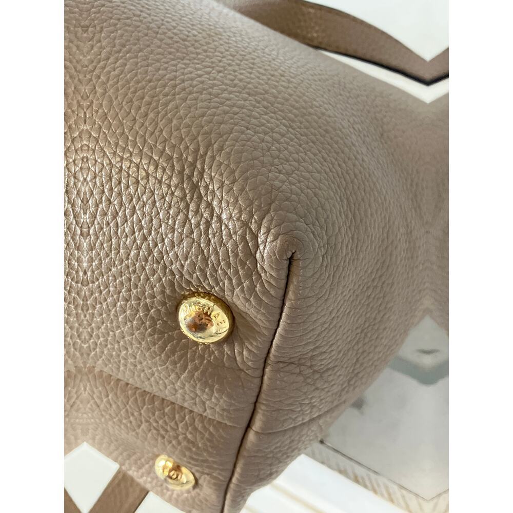 MICHAEL KORS, LARGE TAUPE PEBBLED LEATHER SHOULDER BAG - Picture 8 of 16